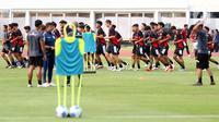 Pemain Timnas Indonesia U-23 saat mengikuti sesi latihan bersama di Stadion Madya, Kompleks Gelora Bung Karno, Senayan, Jakarta, Kamis (9/10/2025). (Liputan6.com/Helmi Fithriansyah)