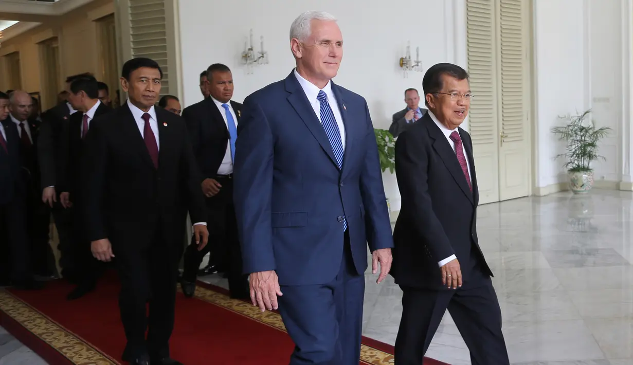 Wakil Presiden Jusuf Kalla saat menyambut Wakil Presiden Amerika Serikat (AS) Michael R. Pence untuk melakukan pertemuan bilateral di Istana Wakil Presiden, Jakarta, Kamis (20/4). (AP Photo/Achmad Ibrahim/Pool)