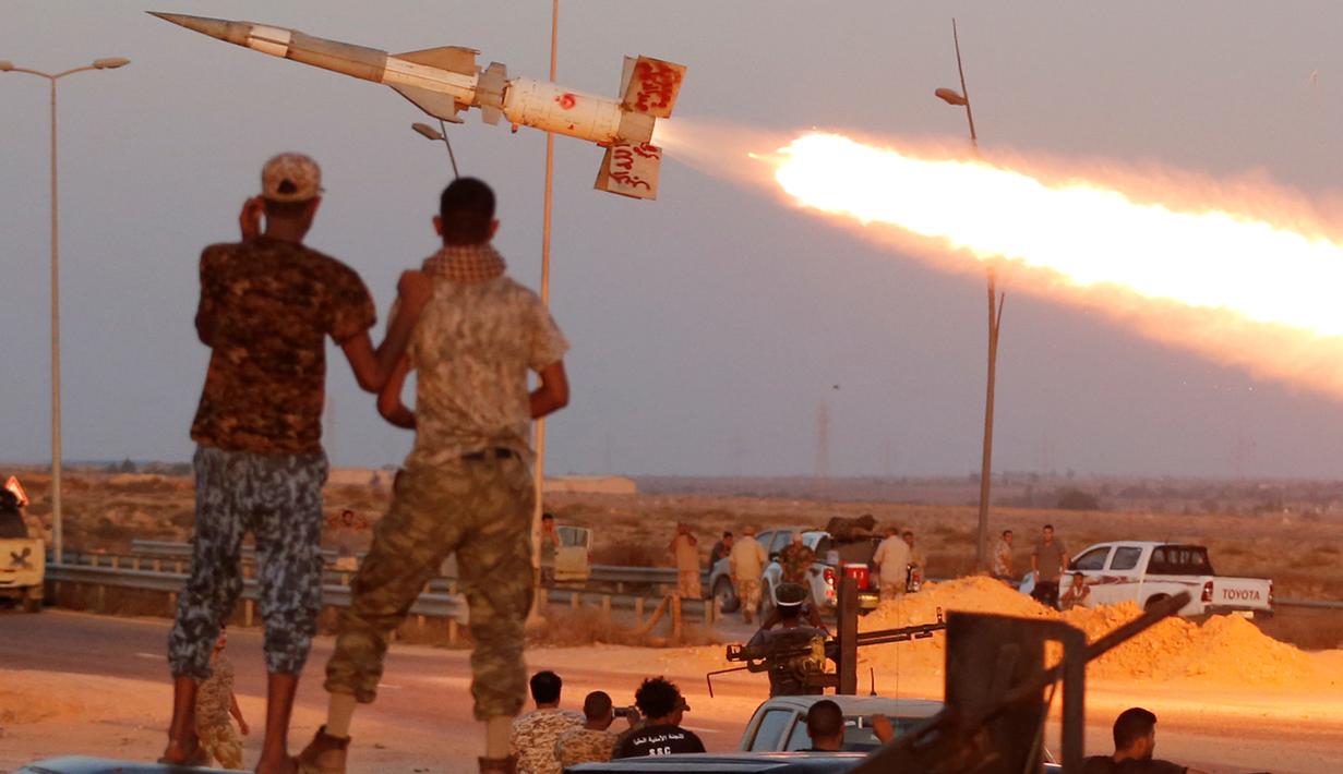 Para pasukan Libya yang berkoalisi dengan PBB melihat roket yang ditembakan ke arah pasukan ISIS saat bertempur di Sirte, Libya, (4/8). (REUTERS/Goran Tomasevic)
