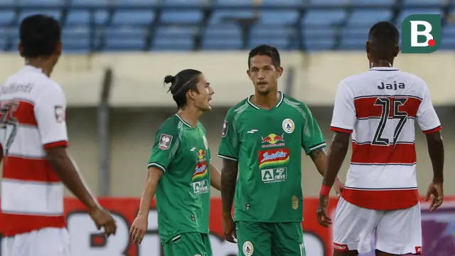 FOTO: Melihat Aksi Kakak-Adik Irfan Bachdim dan Kim Kurniawan Berseragam PSS Sleman