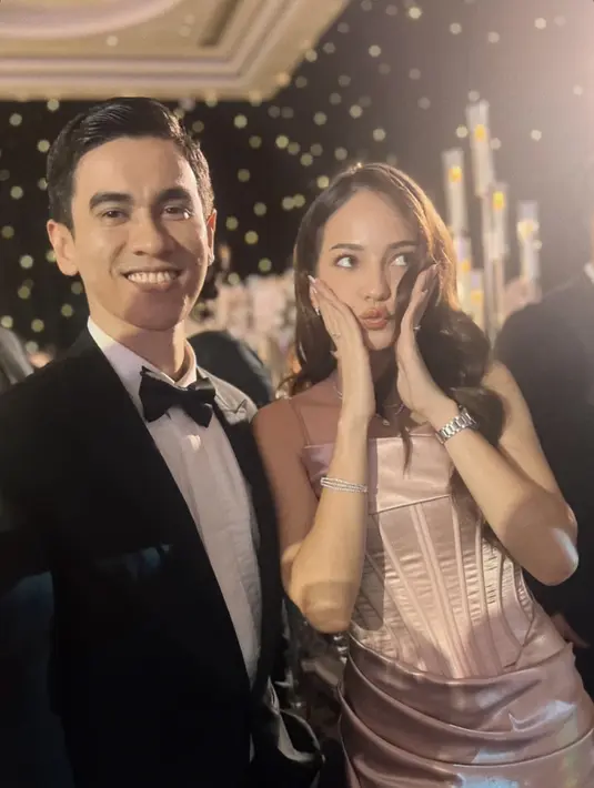 Enzy Storia dan Molen Kasetra di resepsi pernikahan Jessica Mila-Yakup Hasibuan (Foto: Instagram @enzystoria)