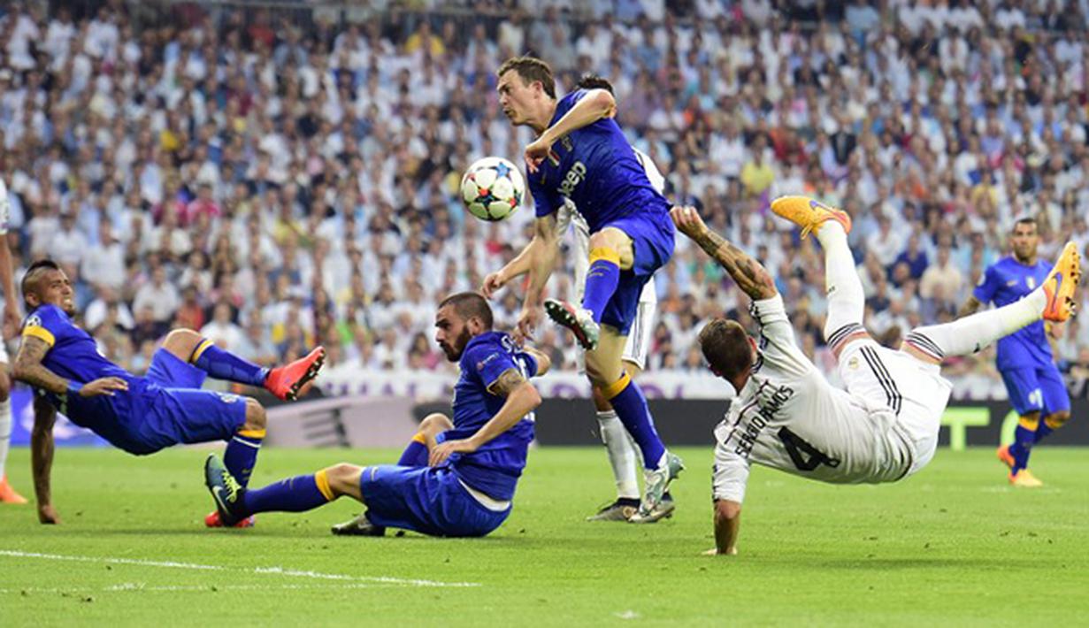 Pemain bertahan Juventus berjuang mempertahankan area pertahanan saat melawan Real Madrid. (AFP/Gerard Julien)