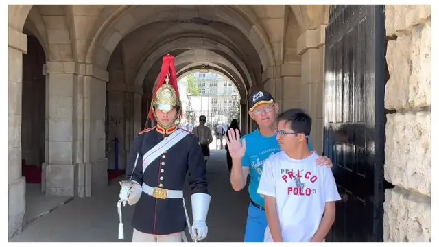 Momen saat Royal King's Guard Langgar Protokol Demi Bocah Down Syndrome Ini Banjir Pujian