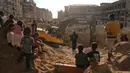 Untuk diketahui, Hamas telah mengembalikan 15 dari 28 jenazah sandera Israel yang tewas, namun kelompok militan Palestina ini mengaku kesulitan menemukan sisanya karena kerusakan parah akibat perang di Jalur Gaza. (AP Photo/Jehad Alshrafi)
