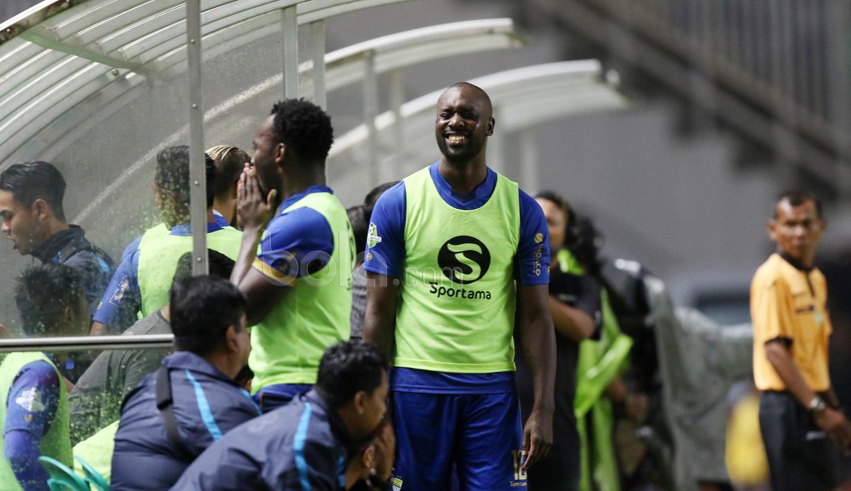 Raut wajah Carlton Cole dan Michael Essien saat Atep gagal mecetak gol ke gawang PS TNI pada babak pertama pada Liga 1 2017 di Stadion Pakansari, Bogoro, Sabtu (22/4/2017). Persib bermain imbang 2-2 dengan PS TNI. (Bola.com/Nicklas Hanoatubun)