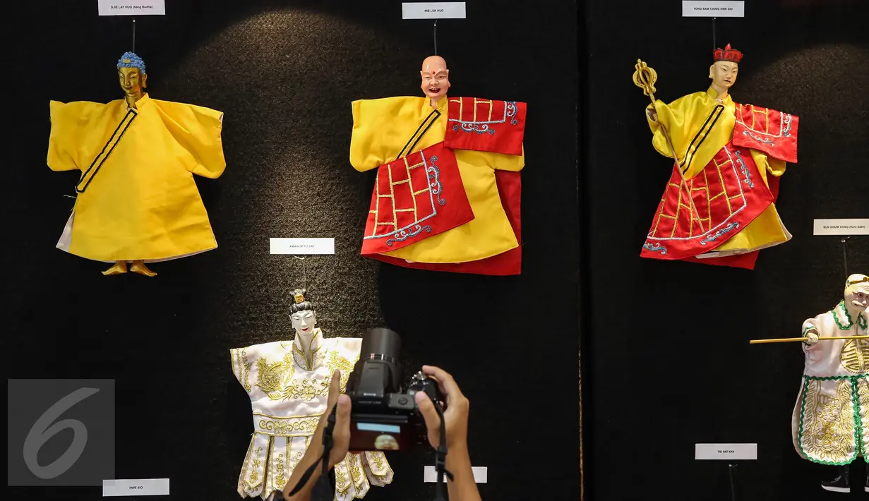 Pengunjung melihat pameran wayang potehi di Lippo Mall Puri, Jakarta Barat, (21/01). Pameran disajikan dalam perayaan Tahun Baru China. (Liputan6.com/Fery Pradolo)