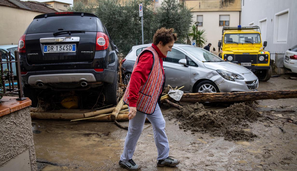 Puing-puing dan mobil-mobil rusak. (Federico SCOPPA/AFP)