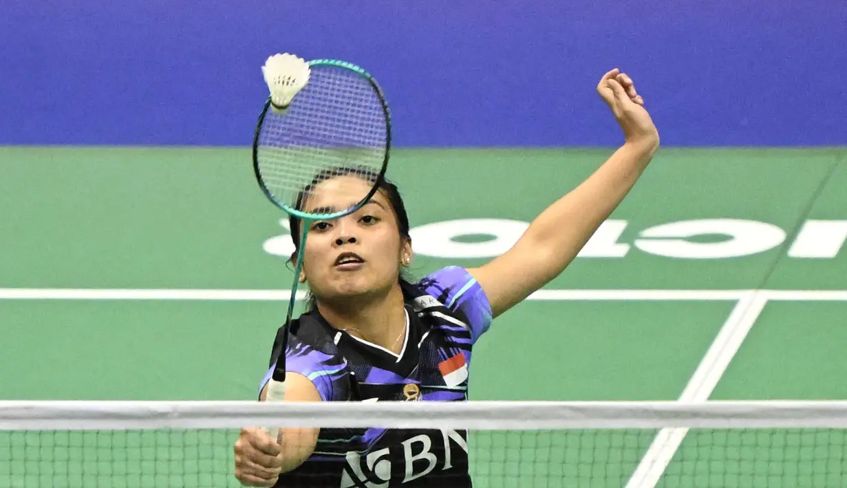 Tunggal putri Indonesia, Gregoria Mariska Tunjung, saat melawan wakil Spanyol, Carolina Marin, pada laga perempat final turnamen Hong Kong Terbuka 2023 di Coliseum, Hong Kong, Jumat (15/9/2023). Gregoria menang dua set langsung dengan skor 21-9 dan 21-18. (AFP/Peter Parks)