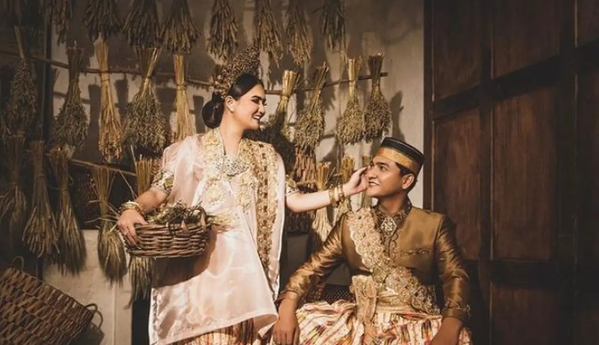 Meski bukan orang Bugis, penampilan Masayu dalam balutan baju bodo sukses bikin netizen terpana. (Instagram/masayuclara).