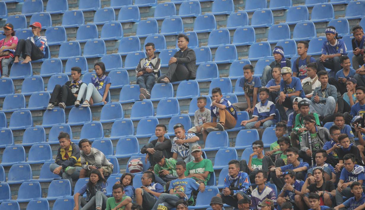 Sepinya penonton saat pertandingan persahabatan antara Persib Bandung melawan Malaysia All Stars di Stadion Si Jalak Harupat, Bandung, Sabtu (24/10/2015). (Bola.com/Nicklas Hanoatubun)