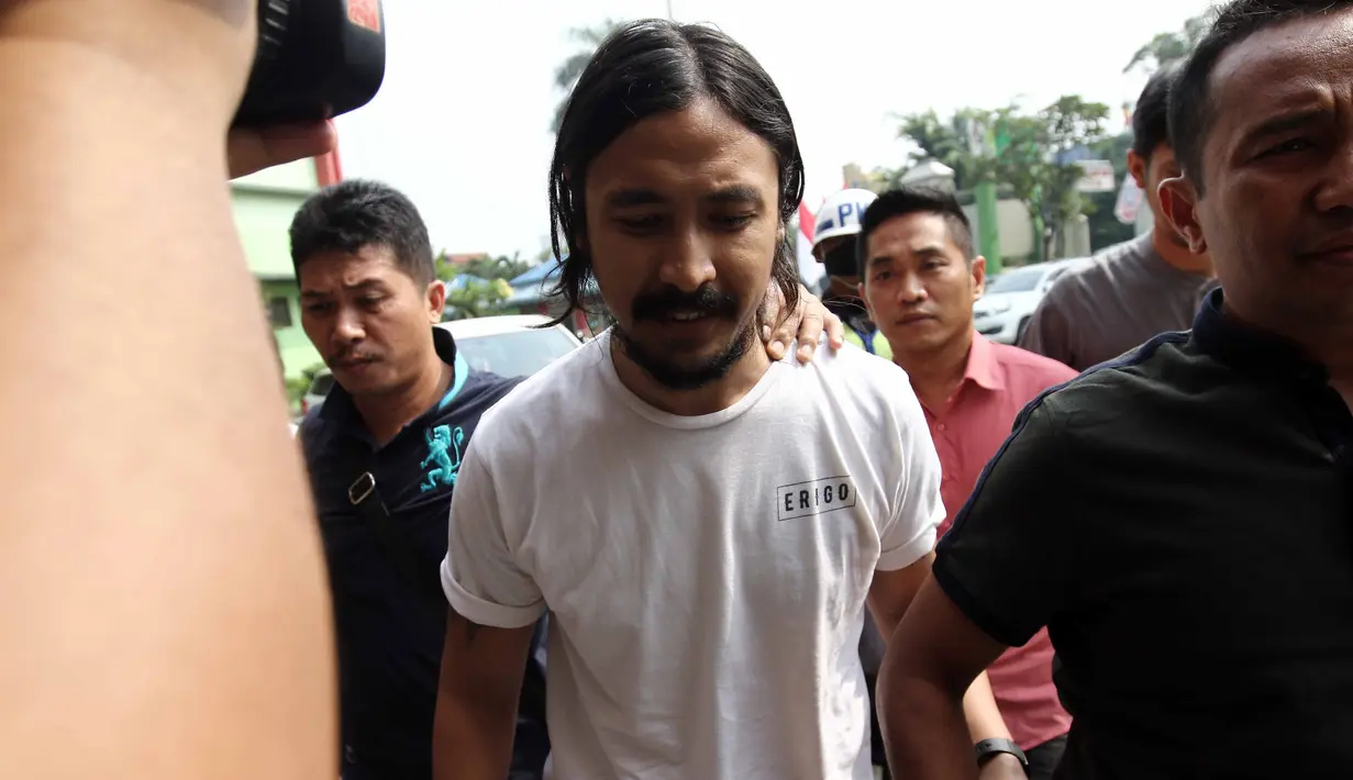 Tidak ada kata terucap dari bibir penyanyi berambut gondrong, Ello. Pria 34 tahun itu tiba di RSKO pukul 09.37 WIB. Mengenakan kaos putih dan rambut di ikat berjalan memasuki salah satu ruang RSKO. (Nurwahyunan/Bintang.com)