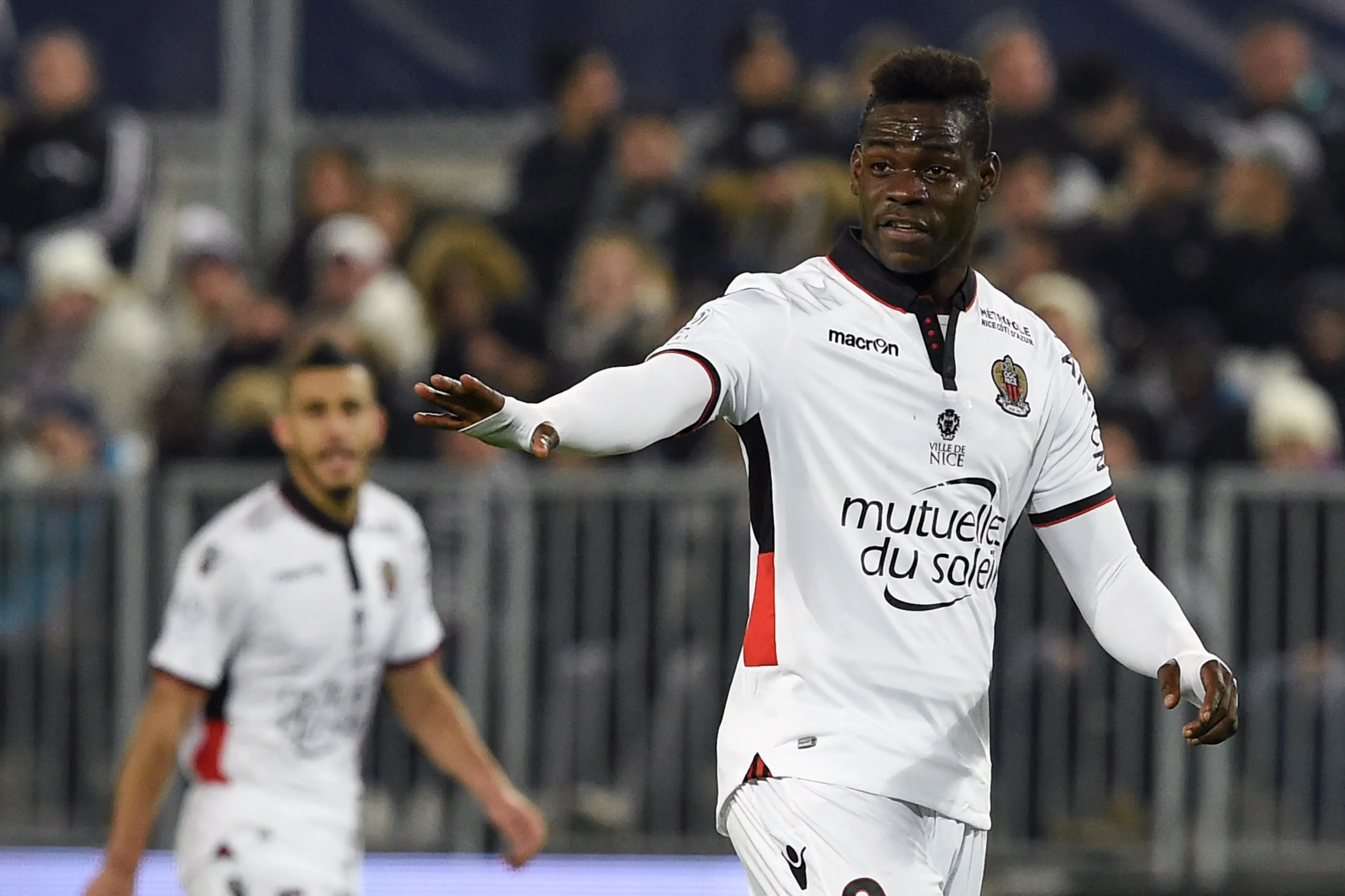 Mario Balotelli mempertanyakan aksi rasis fans Bastia. (NICOLAS TUCAT / AFP)
