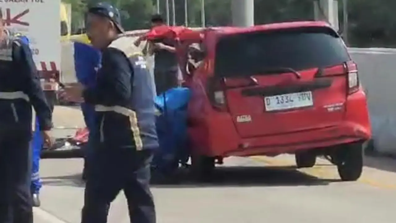 Kondisi mobil Sigra yang terlibat kecelakaan di Tol Tarpeka Lampung Tengah. Foto : (Istimewa).