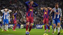 Namun, serangan-serangan yang mereka bangun kerap digagalkan solidnya pertahanan Espanyol. Tampak dalam foto, penyerang Barcelona asal Polandia, Robert Lewandowski (tengah) bereaksi saat pertandingan pekan ke-18 Liga Spanyol 2025/2026 melawan RCD Espanyol di Stadion RCDE, Sabtu 3 Januari 2026 waktu setempat atau Minggu (4/1/2026) dini hari WIB. (MANAURE QUINTERO/AFP)