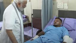 Perdana Menteri India Narendra Modi juga sempat mengunjungi satu-satunya korban selamat dari jatuhnya pesawat berjenis Boeing 787-8 Dreamliner milik Air India itu. Tampak dalam sebuah tangkapan layar rekaman video yang diambil dan dirilis oleh Saluran Youtube Narendra Modi pada 13 Juni 2025 menunjukkan Perdana Menteri India Narendra Modi (kiri) bertemu dengan Vishwash Kumar Ramesh, satu-satunya yang selamat dari kecelakaan penerbangan Air India 171, di sebuah rumah sakit di Ahmedabad. (Narendra Modi Youtube Channel/AFP)