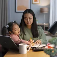 Orangtua dengan gaya asuh ini cenderung mengajak anak berdiskusi. (Foto/Dok: freepik.com)