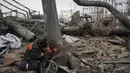 Serangan ini dianggap sebagai salah satu yang paling merusak terhadap infrastruktur energi Kyiv sejak awal tahun 2026. Tampak dalam foto, para pekerja membersihkan kerusakan di Pembangkit Listrik Tenaga Panas (PLTP) Darnytsia setelah serangan Rusia di Kyiv, Ukraina, Rabu 4 Februari 2026. (AP Photo/Sergei Grits)