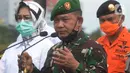 Pangdam Jaya Mayjen TNI Dudung Abdurachman bersama Wali Kota Tangerang Selatan, Airin Rahmi Diany melakukan inpeksi pasukan saat apel gelar pasukan di Lapangan Silang Monas, Jakarta, Jumat (20/11/2020). (merdeka.com/Imam Buhori)