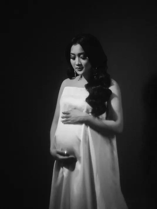 Tengah hamil anak pertama, tidak sedikit para penggemar yang memberikan ucapan selamat dan doa untuk kehamilannya tersebut. Tidak sedikit yang mendoakan untuk kesehatan serta kelancarannya dalam menjalani proses kehamilan. (Liputan6.com/IG/@yeniinka)