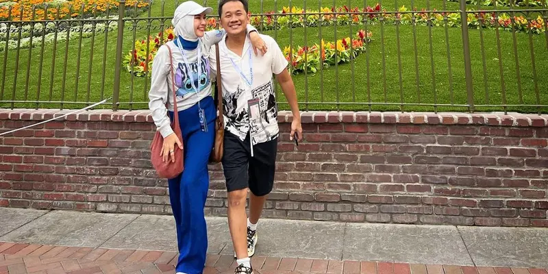 Zaskia Adya Mecca ke Disneyland Amerika Tanpa Anak.