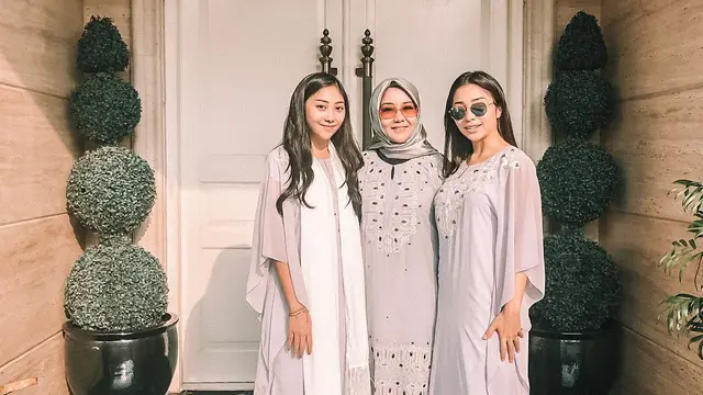 6 Gaya Seleb Pakai Kaftan, Bisa Jadi Inspirasi Lebaran