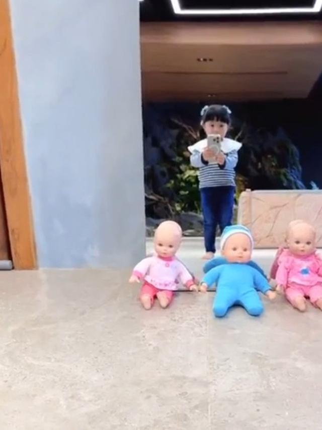 Momen Kelakuan Menggemaskan Ameena saat Pinjam Ponsel sang Ayah, Ternyata Dipakai untuk Foto ‘Baby’