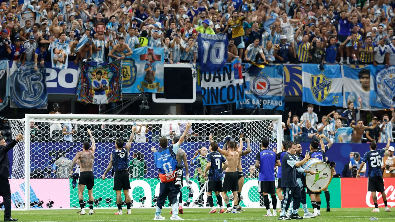 Para pemain Argentina melakukan selebrasi