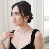 Shandy Aulia terlihat elegan dan berkelas dengan gaya rambut sanggul modernnya yang menyisakan beberapa helai poni di depan. [Instagram/shandyaulia]