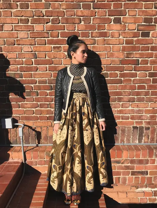 Berkunjung ke San Francisco, California, Ayushita tampil vintage dengan rok  bercorak dan baju hitam. Tatanan rambut dicepol, membuat penampilan Ayushita semakin manis.  (Liputan6.com/IG/@ayushita)