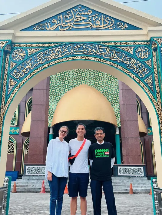 Bahkan, Daniel beserta sang istri juga terlihat menyambangi pesantren milik UAS serta ikut dalam acara pengajian. Tak sedikit pula netizen yang ikut berbahagia melihat jalinan persahabatan serta toleransi yang diperlihatakn antara keduanya. (Liputan6.com/IG/@vjdaniel)