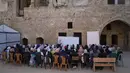 Terdapat sekitar 25.000 siswa bersekolah di ruang belajar sementara yang dikelola UNRWA. Tampak dalam foto, para pelajar SMA Palestina kembali ke kelas, beberapa minggu setelah gencatan senjata diumumkan antara Israel dan Hamas, di Sekolah Kamilia di Kota Tua Gaza City, Rabu, 12 November 2025. (AP Photo/Jehand Alshrafi)