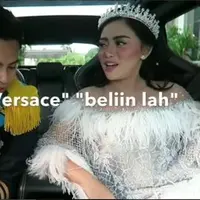 Pada saat karaoke di mobil berdua dengan Niko, Rachel Vennya tak pakai Versace. | via: instagram.com/rachelvennya