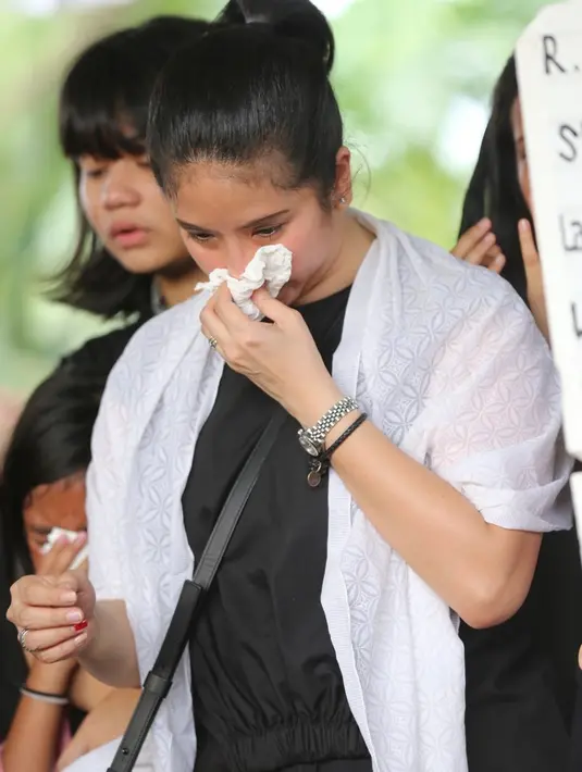 Selain itu, Angie becerita ayahnya yang humoris dan ramah. Saat berada di ruang ICU pun tak jarang mengajak ngobrol para suster dan selalu ingin ditemani anak-anaknya. Bahkan menyuruh Angie menyamar jadi suster. (Daniel Kampua/Bintang.com)