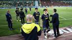 Fenerbahce melakukan aksi WO (Walk Out) saat laga final Piala Super Turki melawan Galatasaray di Stadion Sanliurfa GAP, Sanliurfa, Turki, Senin (08/04/2024) dini hari WIB. (AFP/Dia Images)