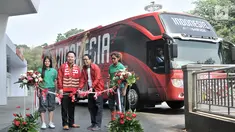 Plt Ketum PSSI Joko Driyono (dua kanan) didampingi perwakilan Supersoccer Martin Sofian serta dua pemain Timnas Putri Indonesia Dhanielle Daphne dan Zahra Muzdalifah saat peluncuran bus baru Timnas Indonesia, Jakarta, Minggu (22/7). (Merdeka.com/Iqbal)