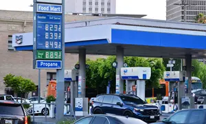 Kenaikan harga minyak dunia dipicu beberapa faktor utama, terutama situasi geopolitik antara Amerika Serikat dan Iran. Tampak dalam foto, harga bensin yang melebihi 8 delapan dolar AS per galon tertera di sebuah SPBU Chevron di Los Angeles, California, pada 28 April 2026. (Frederic J. BROWN/AFP)
