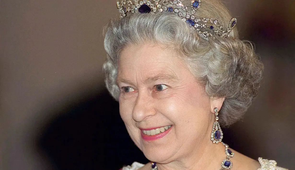 Tiara safir Belgia yang pernah menjadi milik Putri Louise dari Belgia. Ratu Elizabeth membeli sendiri tiara ini melalui lelang di tahun 1970an.