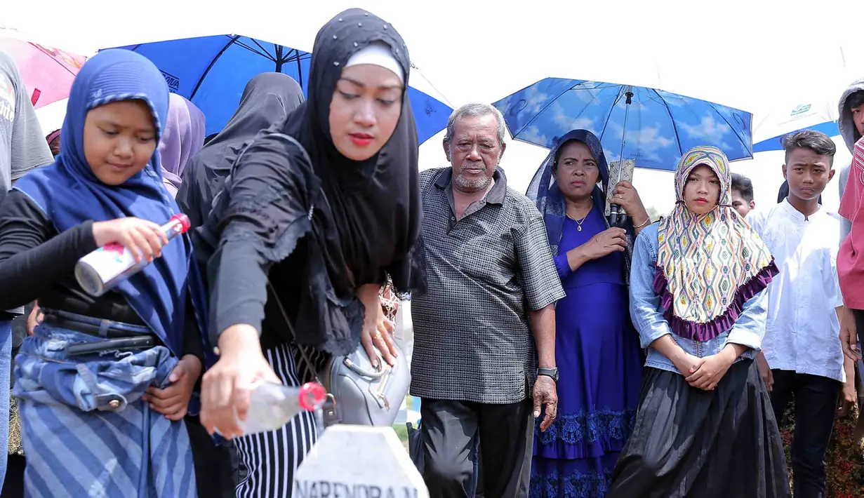 Berdasarkan penuturan ayahnya, salah satu keinginan yang telah terwujud dari Narendra adalah, kakaknya Ninik menikah. Almarhum merasa lega setelah kakanya menikah. (Deki Prayoga/Bintang.com)