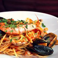 Sedang mengikuti diet ketat? Ini 10 inspirasi makanan lezat untuk cheat day.