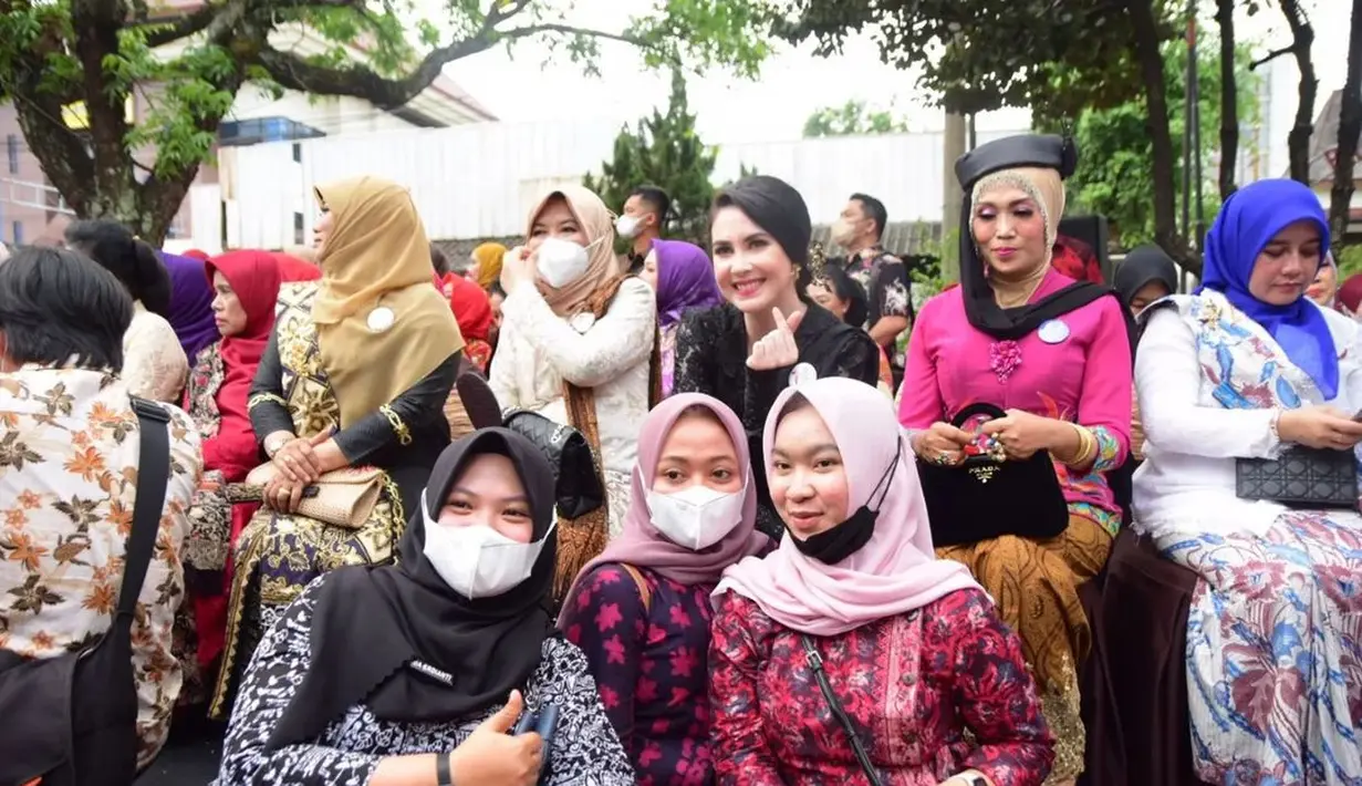 Anggunnya Arumi Bachsin Di Hari Batik Nasional Dukung Kebaya Goes To Unesco Foto 