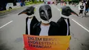 Sejumlah aktivis Greenpeace mengenakan topeng penguin saat menggelar aksi dalam car free day di kawasan Thamrin, Jakarta, Minggu (9/2/2020). Mereka mengajak pemerintah untuk berpartisipasi dalam mewujudkan Perjanjian Laut Internasional (Global Ocean Treaty). (Liputan6.com/Faizal Fanani)