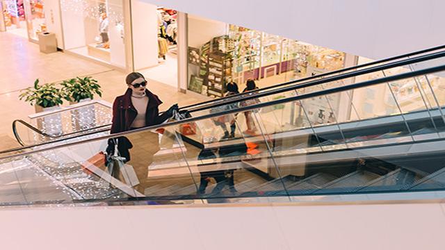 Berjalan di eskalator