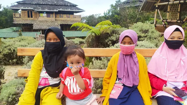 Dengan menggunakan standar kesehatan, beberapa pengunjung anak-anak terlihat menggunakan masker di lokasi TWA Papandayan, Garut, Jawa Barat.