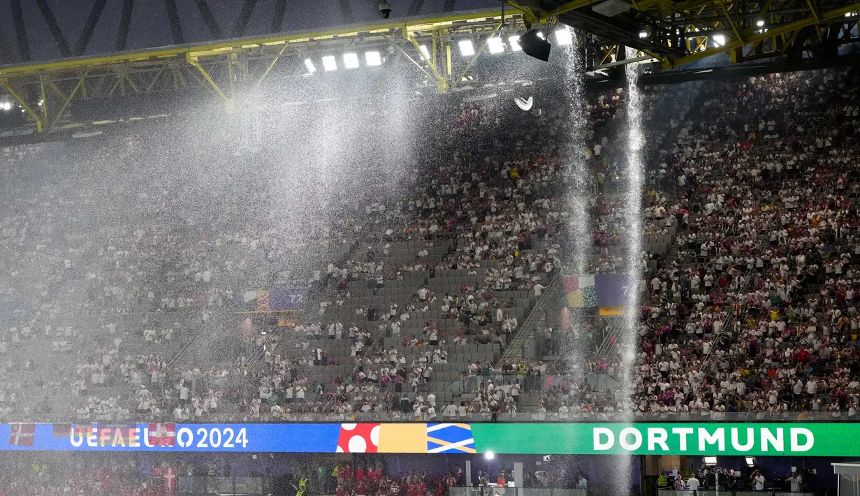 Saat laga dihentikan sementar skor antara pertandingan antara Jerman dan Denmark masih imbang 0-0. (AP Photo/Hassan Ammar)