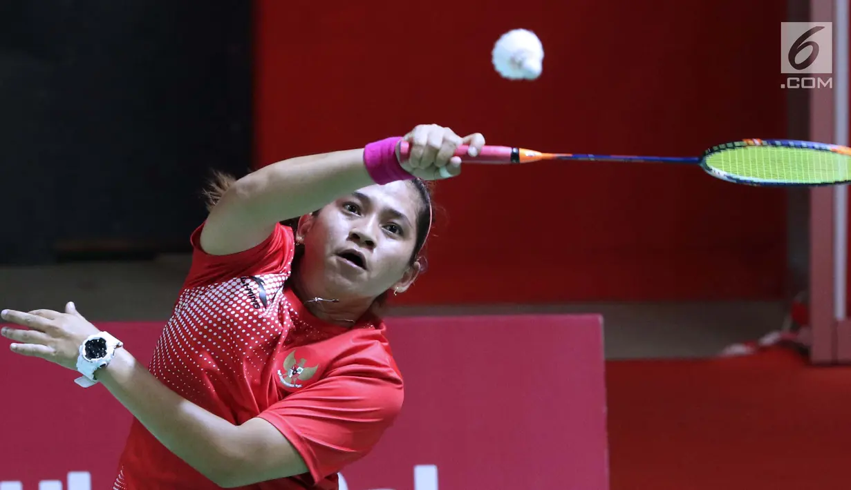 Atlet para bulutangkis tunggal putri Indonesia, Oktila Laeni Ratri mengembalikan kok ke arah Cheng Hefang (China) saat final tunggal putri SL 4 Asian Para Games 2018 di Istora GBK Jakarta, Jumat (12/10). Oktila kalah 1-2. (Liputan6.com/Helmi Fithriansyah)