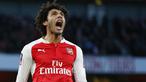 Pemain baru Arsenal, Mohamed Elneny, berteriak usai menang atas Burnley pada putaran kelima Piala FA di Stadion Emirates, Inggris, Sabtu (30/1/2016). The Gunners berhasil menang dengan skor 2-1. (Reuters/John Sibley)