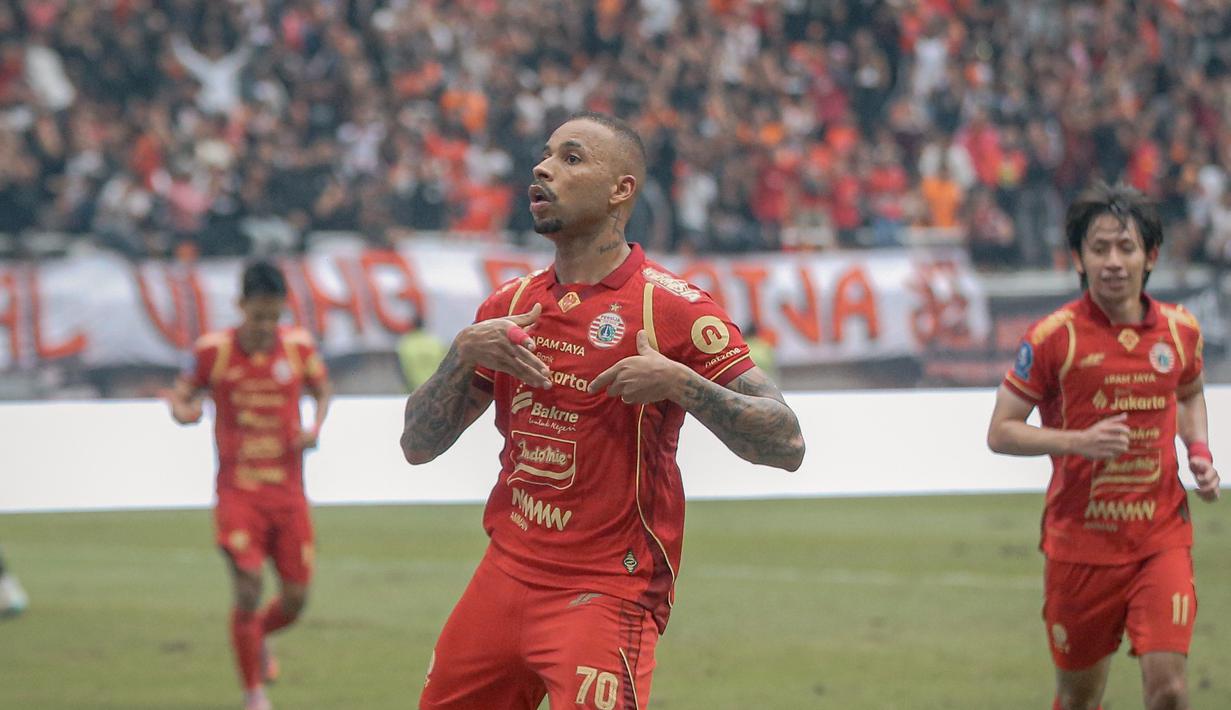 Seleberasi Gustavo Almeida usai mencetak gol keduanya ke gawang Semen Padang pada laga pekan terakhir BRI Super League 2025/2026 pada Sabtu (23/5) sore WIB. (Bola.com/Abdul Aziz)