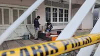 Tim forensik gabungan memeriksa barang milik jenazah ibu dan anak yang ditemukan tewas membusuk di kawasan perumahan elit Cinere, Kota Depok. (Liputan6.com/Dicky Agung Prihanto)