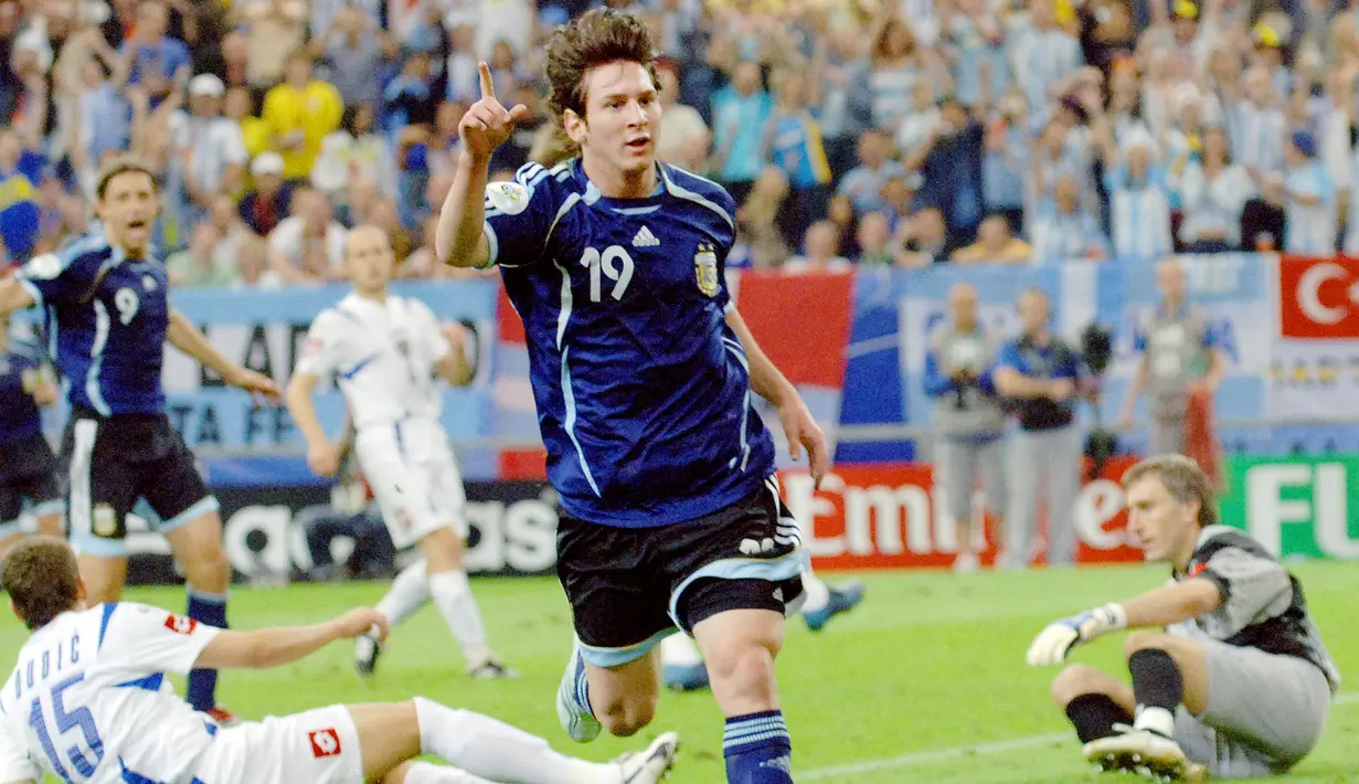 Lionel Messi masuk dalam daftar pemain muda yang sempat mengebohkan dunia. Pemain asal Argentina yang kala itu baru berusia 18 tahun sukses membuat pecinta sepakbola tercengan berkat aksi di lapangan saat berlaga di Piala Dunia 2006. (AFP/Jung Yeon-Je)