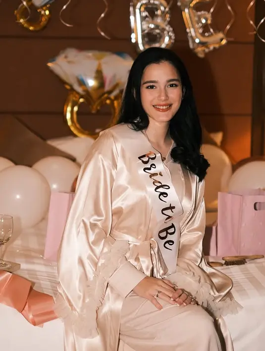 Begitu juga dengan Yasmine Ow, ia tampil mengenakan piyama kecoklatan shimmer dari atasan kimono lengan panjang renda dipadukan celana panjang. [@yxsmine.ow]